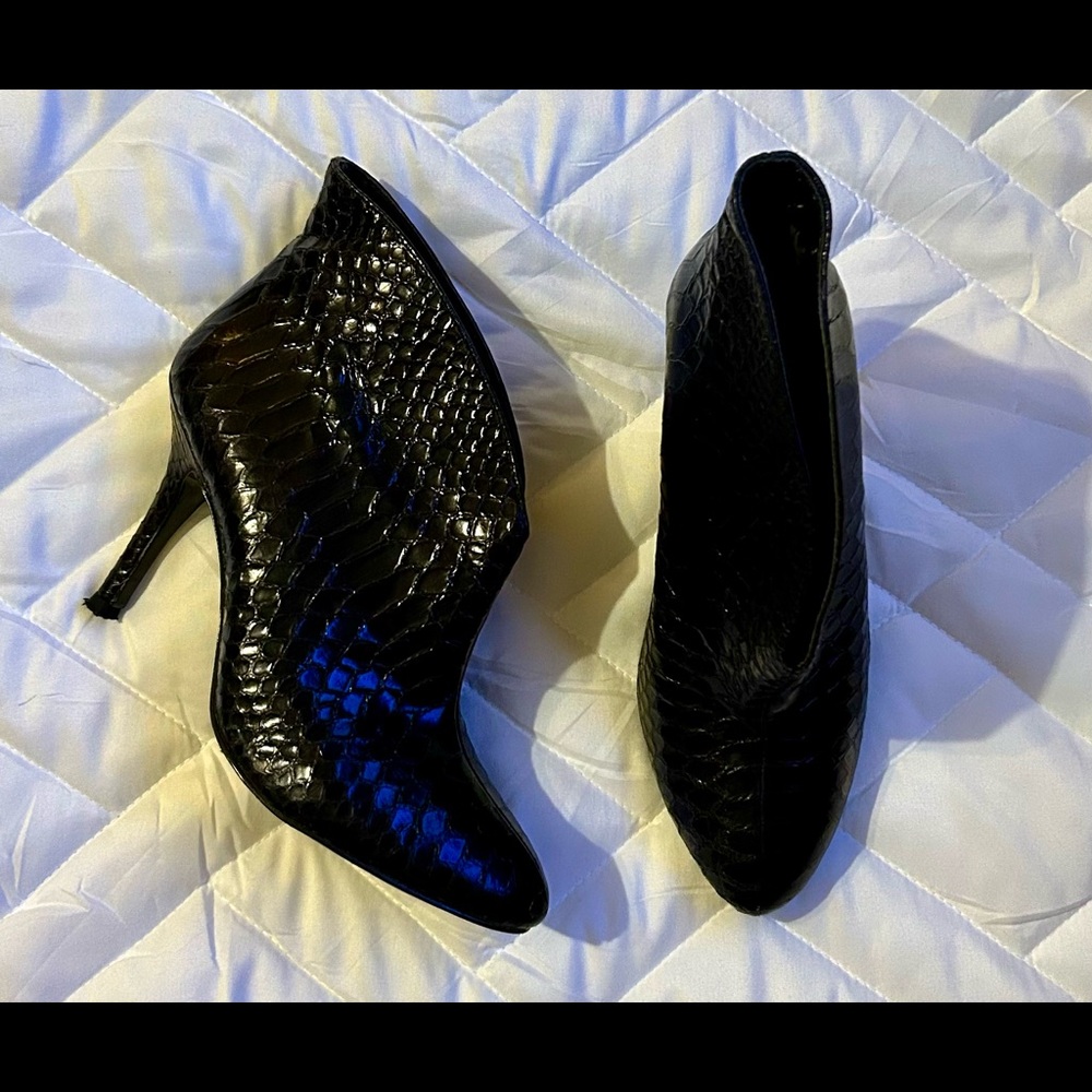Womens Vince Camuto shootie, size 6